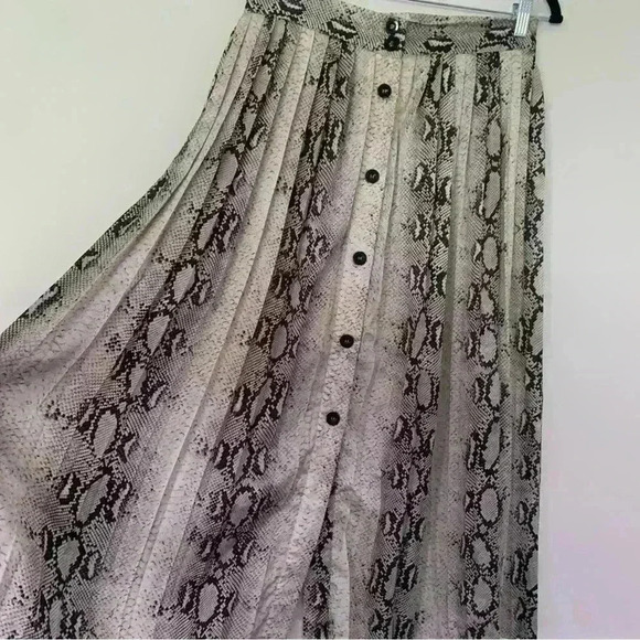 Dress Forum Women's Snakeskin Print Pleated Midi Skirt Size Large - Picture 14 of 14